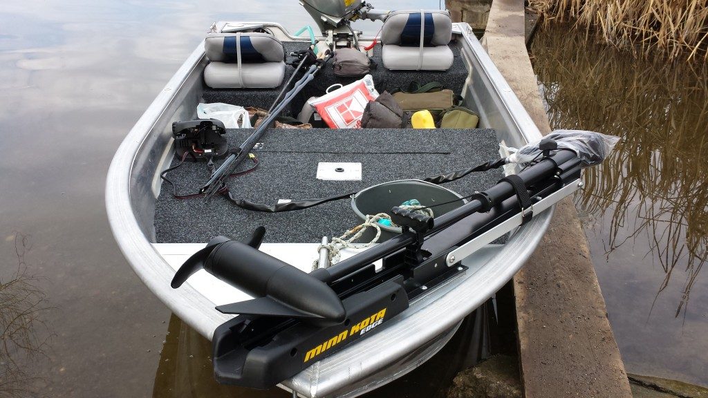 bass-boat-ul-lui-sorin-si-sacosa-de-kaufland-cu-mancare